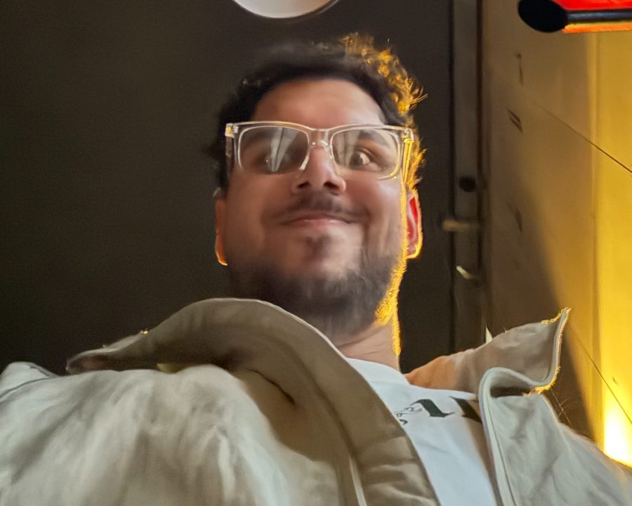 Mert auf dem Studiosofa – erzählt mal wieder etwas mit vollem Körpereinsatz.