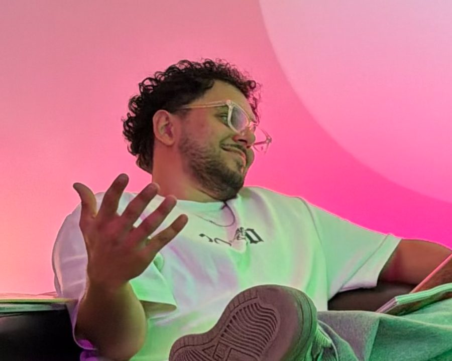 Mert auf dem Studiosofa – erzählt mal wieder etwas mit vollem Körpereinsatz.