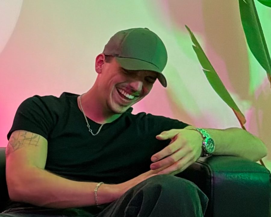Phil mit Cap auf dem Studiosofa – lacht sich gerade weg.